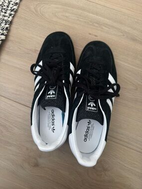 Adidas unisex Black & White Gazelle Classic Sneakers